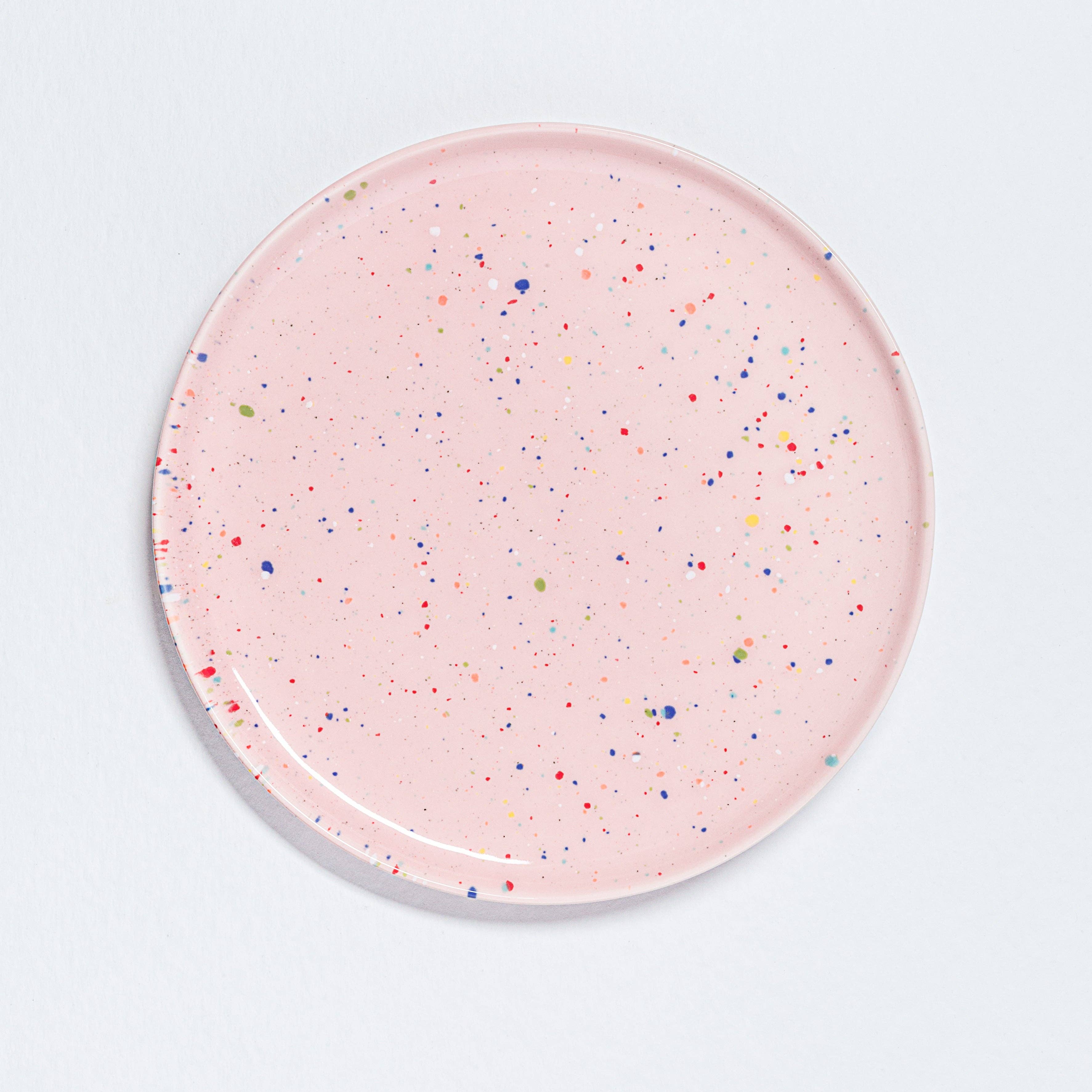 Pink plate with multicolored speckles, 27.5cm diameter, 2cm height. Artisanal design from the Party collection, dishwasher and microwave safe, food safe, Cadmium Free.